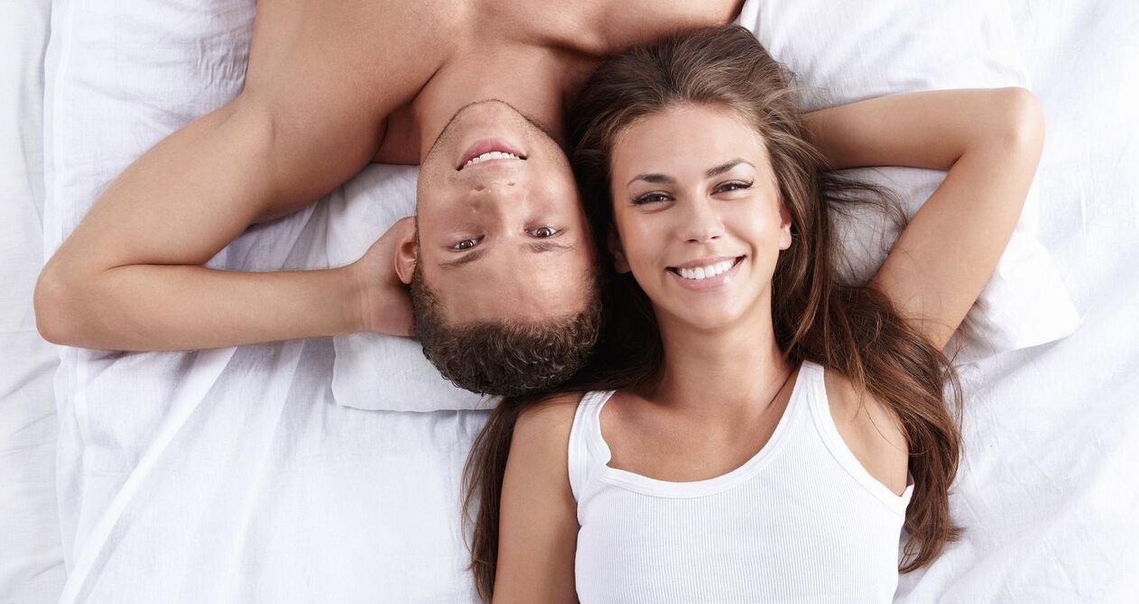 Mujer en la cama con un hombre que tiene mayor potencia.