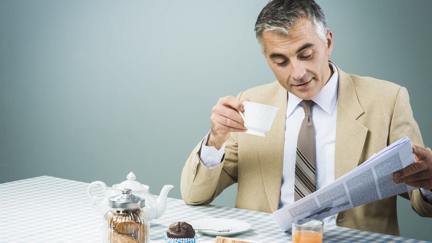un hombre bebe té para mejorar la potencia
