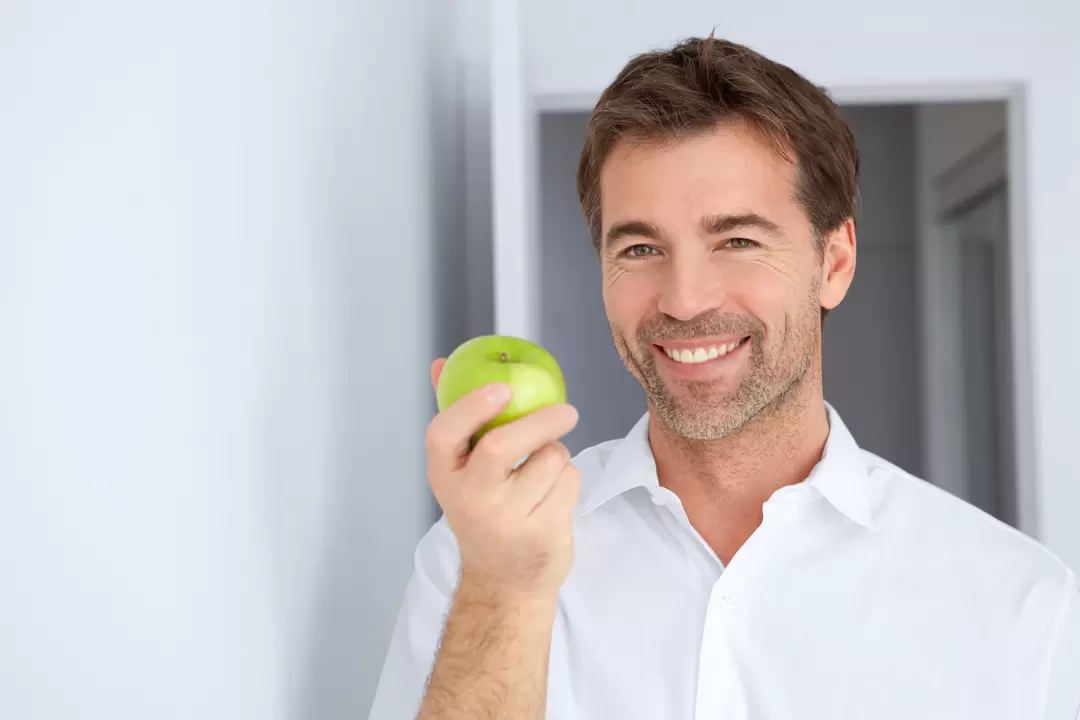 un hombre come una manzana para tener potencia
