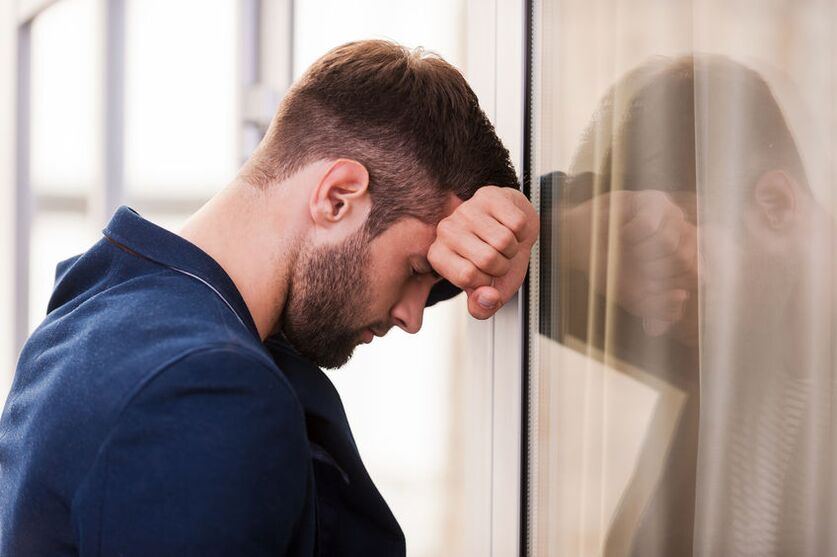 un hombre está molesto por la poca potencia, cómo aumentar