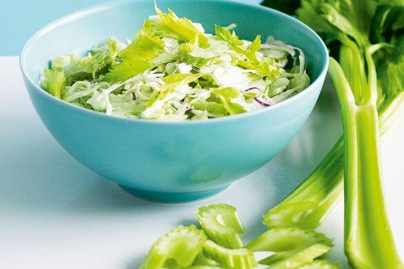 ensalada de verduras con hierbas para potenciar